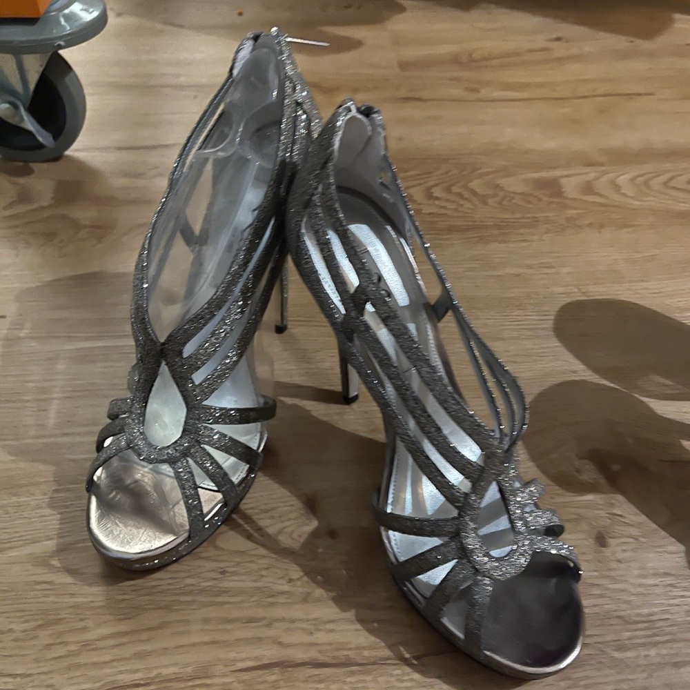 Silver prop evening shoes heels